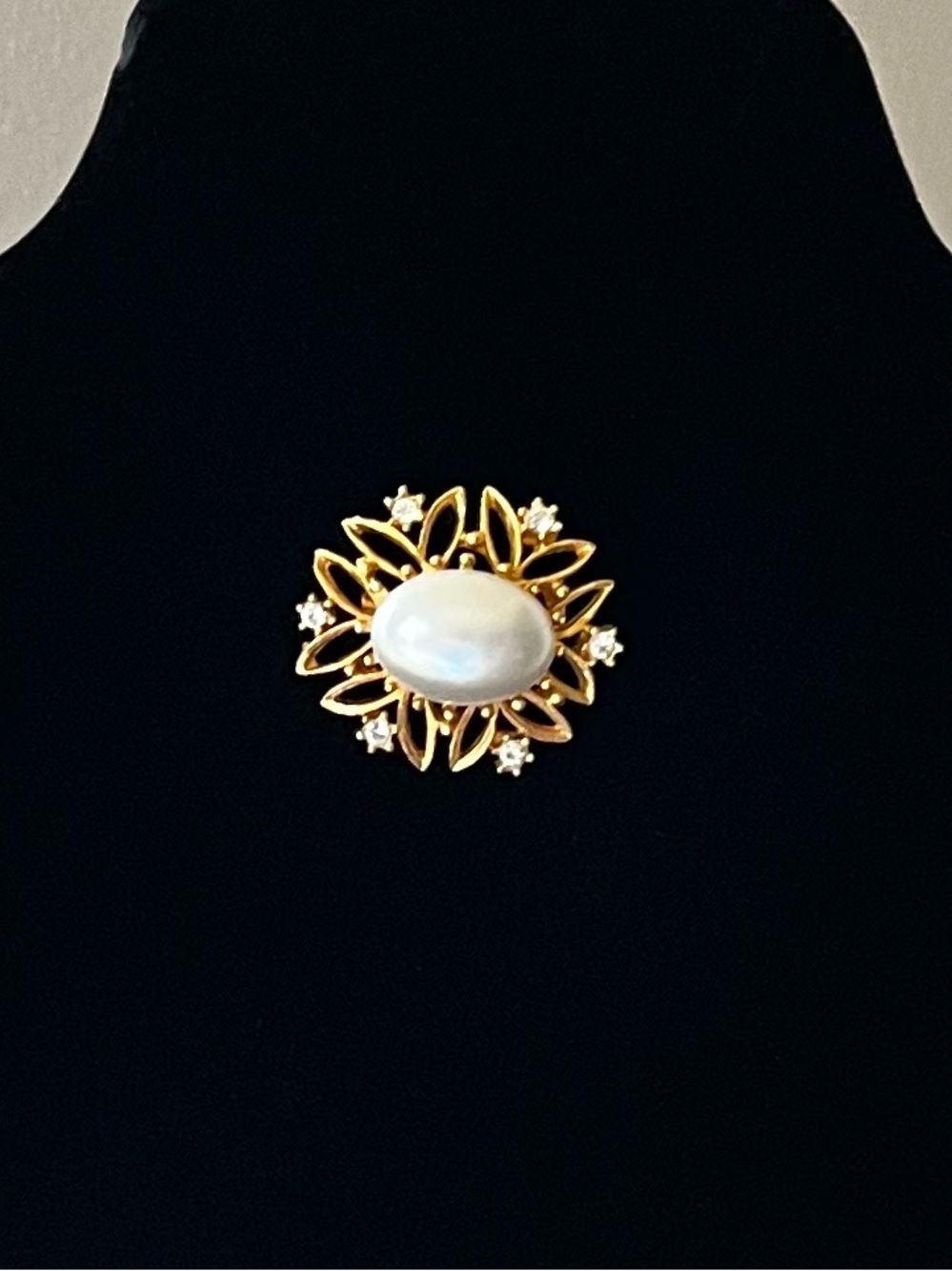 Vintage Faux Pearl Rhinestone Brooch Pin Gold Tone 1.5”